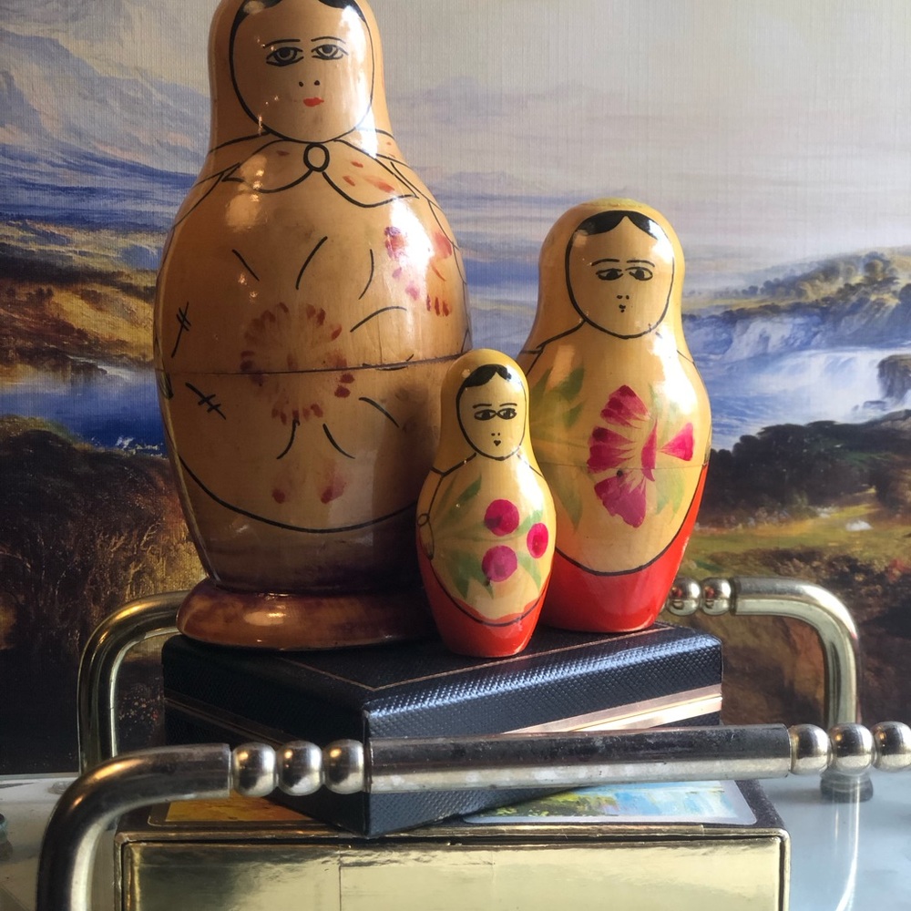 💋VINTAGE Hand-Painted Russian Nesting Dolls - Brown and Red 6” Tall ❤️